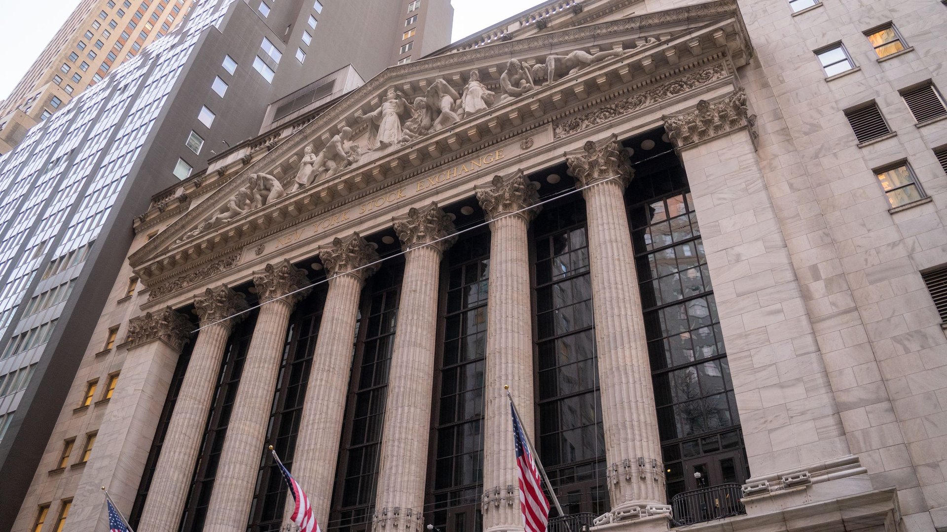 Façade à colonnes de la Bourse de New York vue en contre-plongée