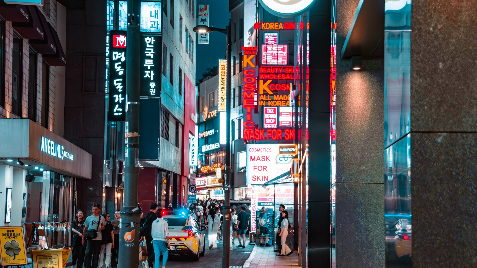 Rue animée d'une grande ville asiatique la nuit, enseignes lumineuses