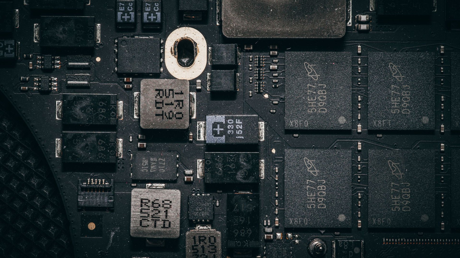 Gros plan d'une carte électronique noire couverte de puces et de composants