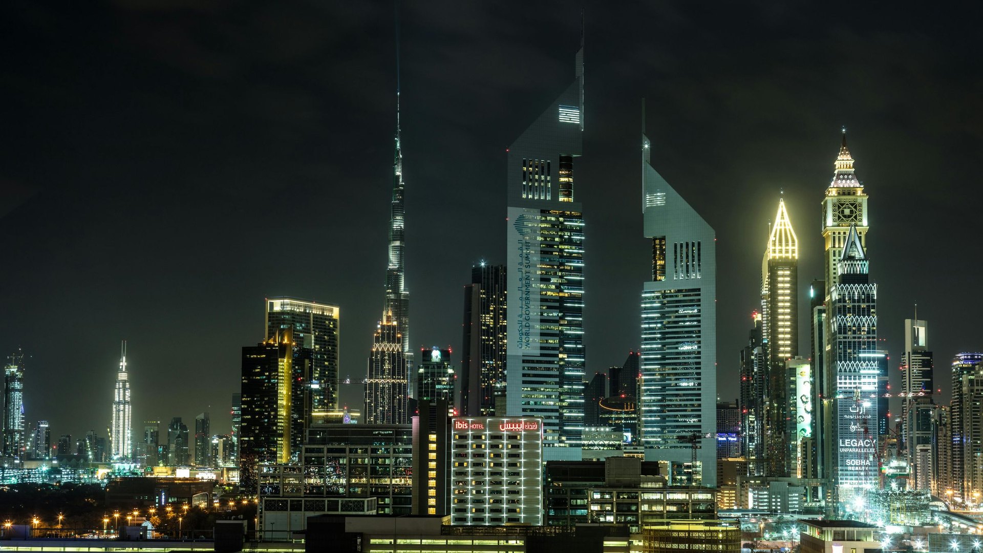 Gratte-ciel du quartier financier de Dubaï illuminés la nuit